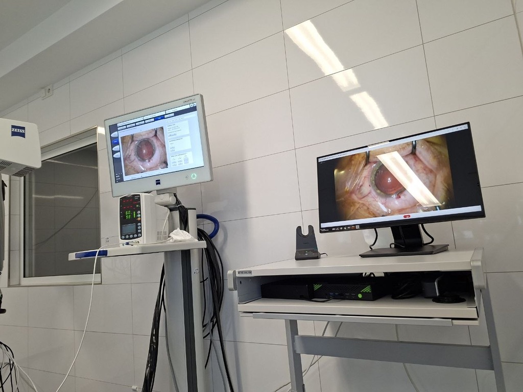 Spaltlampen-Monitor und Live-Monitor im OP